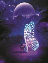 Фея со светящимися крыльями в темной ночи